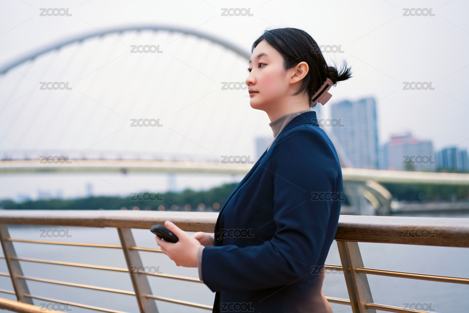 现代建筑与城市环境中自信的女商人