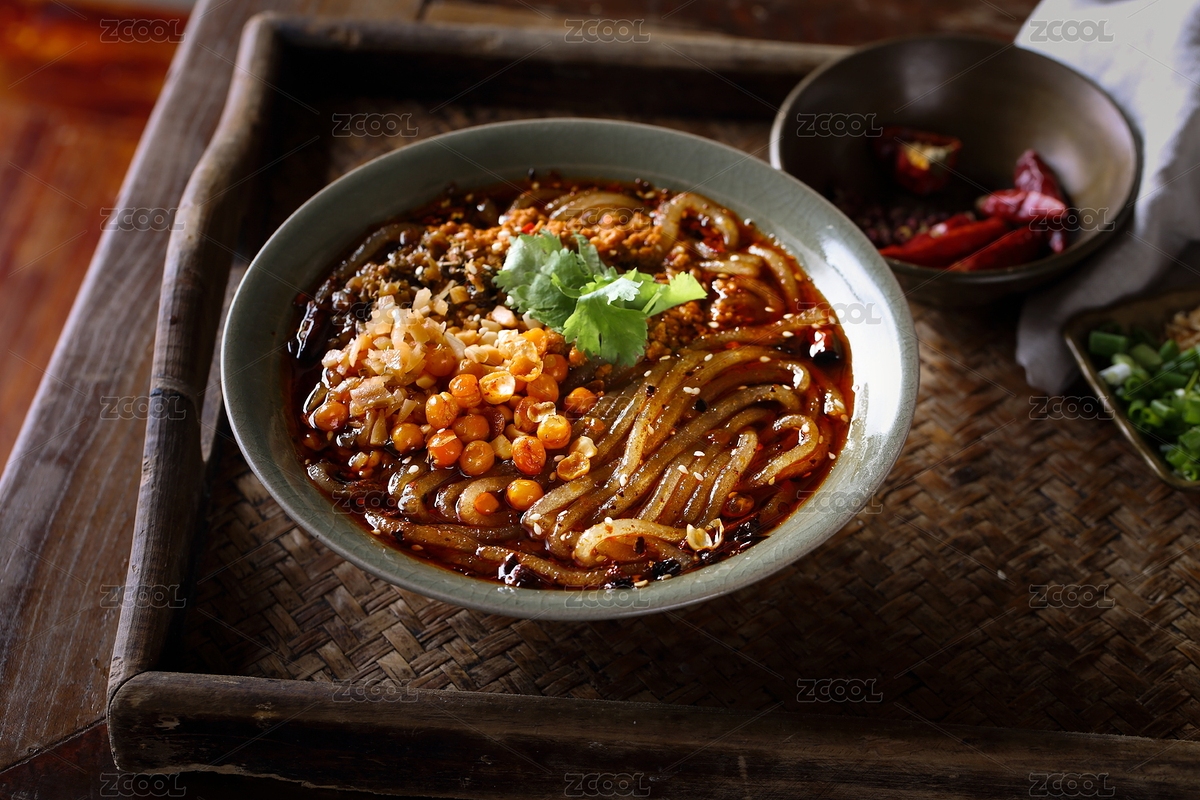 黑色大碗里的重庆街边小吃酸辣粉（主预览-8924562） - 未分类 - 站酷设计师红狐狸摄影工作室原创素材 - 站酷ZCOOL