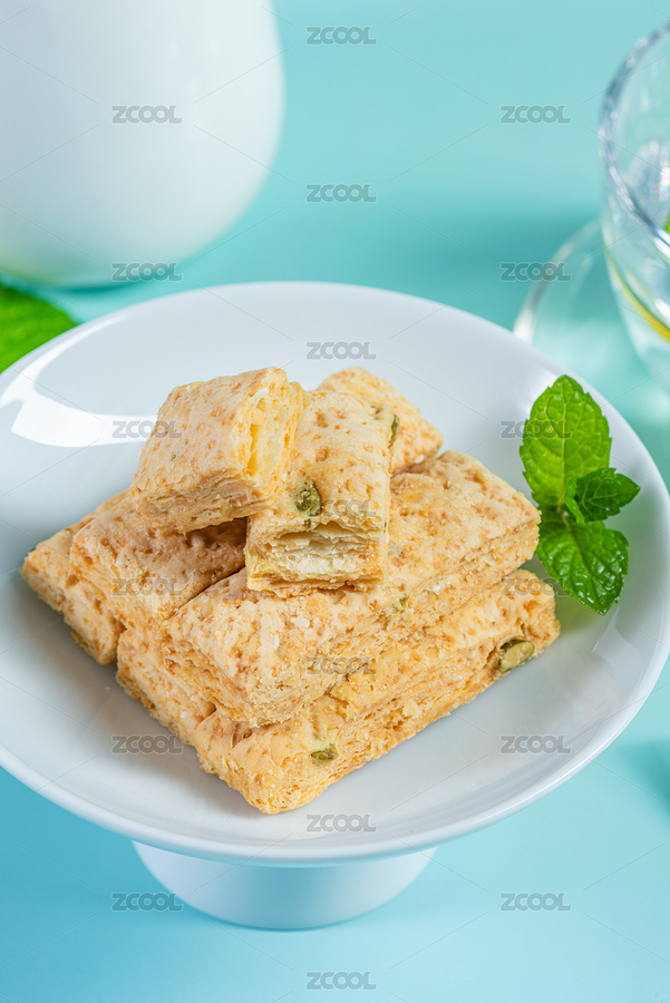 藍(lán)色背景上的咸蛋黃酥（主預(yù)覽-2757806） - 未分類 - 站酷設(shè)計(jì)師大喵醬的小世界原創(chuàng)素材 - 站酷ZCOOL