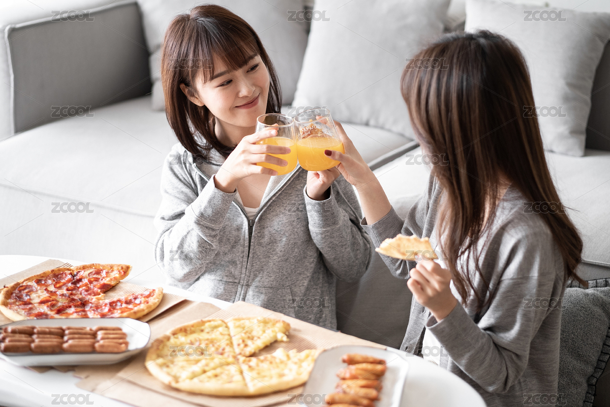 年輕的閨蜜在家里聚餐（主預(yù)覽-539544） - 未分類(lèi) - 站酷設(shè)計(jì)師diephone原創(chuàng)素材 - 站酷ZCOOL