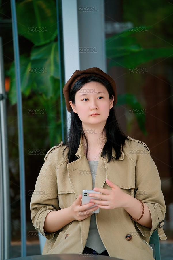 城市環(huán)境中被智能手機(jī)雕刻的年輕女性（主預(yù)覽-9002409） - 未分類 - 站酷設(shè)計師feichangbaoquan原創(chuàng)素材 - 站酷ZCOOL