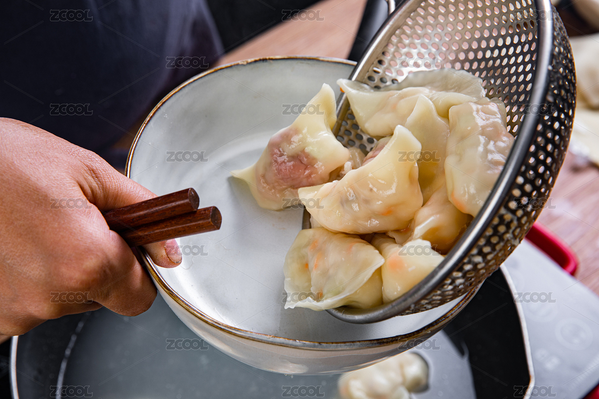 用漏勺撈起的水餃往往里倒的動作（主預覽-8499678） - 未分類 - 站酷設計師丫姐原創(chuàng)素材 - 站酷ZCOOL