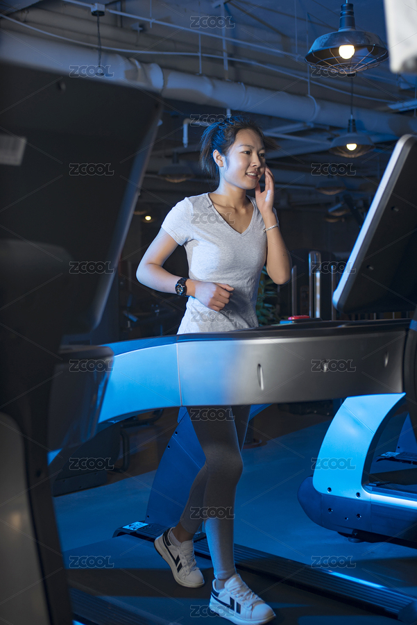 年轻女人在健身房跑步机上做有氧运动（主预览-6948770） - 未分类 - 站酷设计师An_hong原创素材 - 站酷ZCOOL