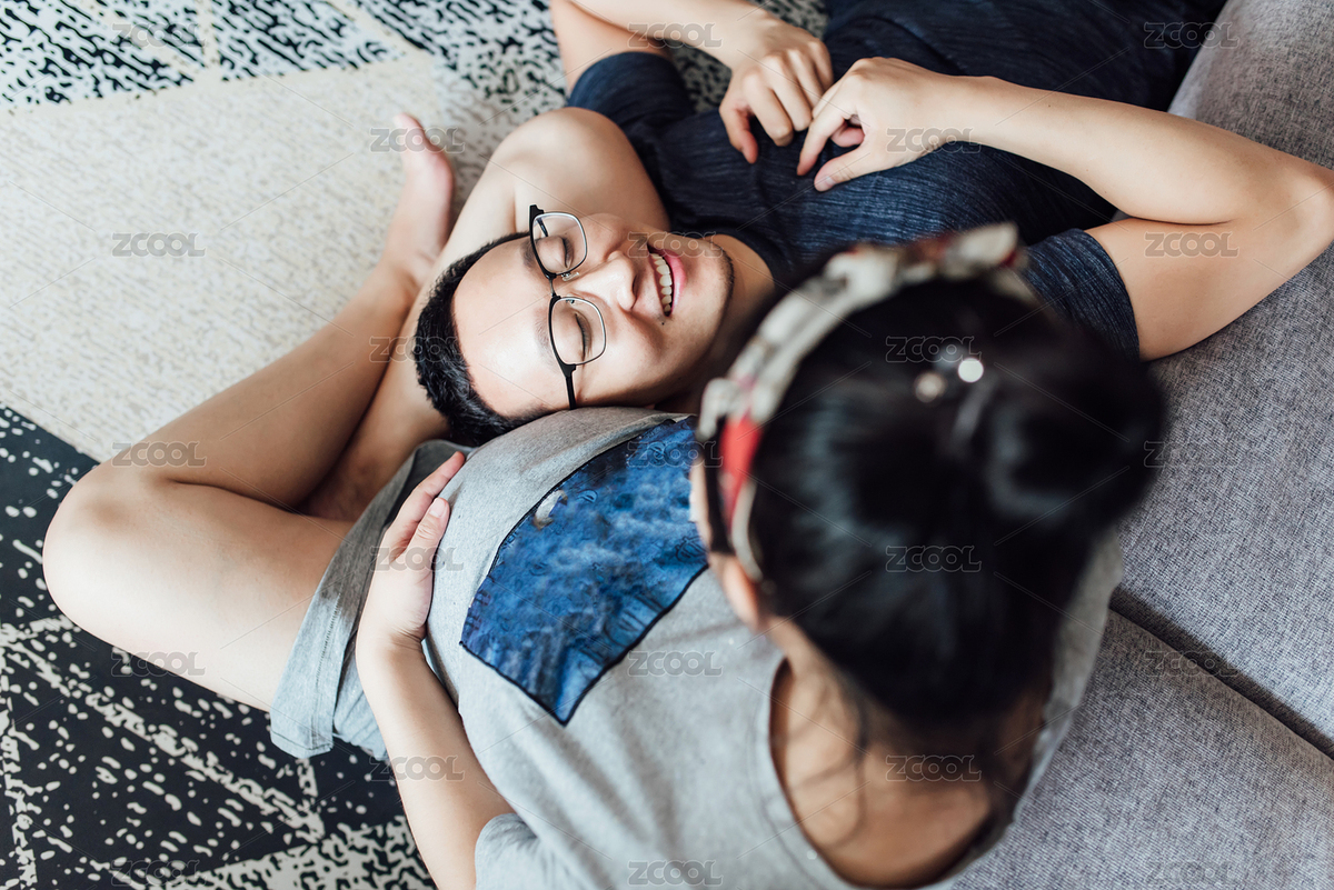 年輕的夫妻在家里享受即將到來(lái)的新生兒（主預(yù)覽-9097243） - 未分類(lèi) - 站酷設(shè)計(jì)師家有糧田千萬(wàn)畝原創(chuàng)素材 - 站酷ZCOOL