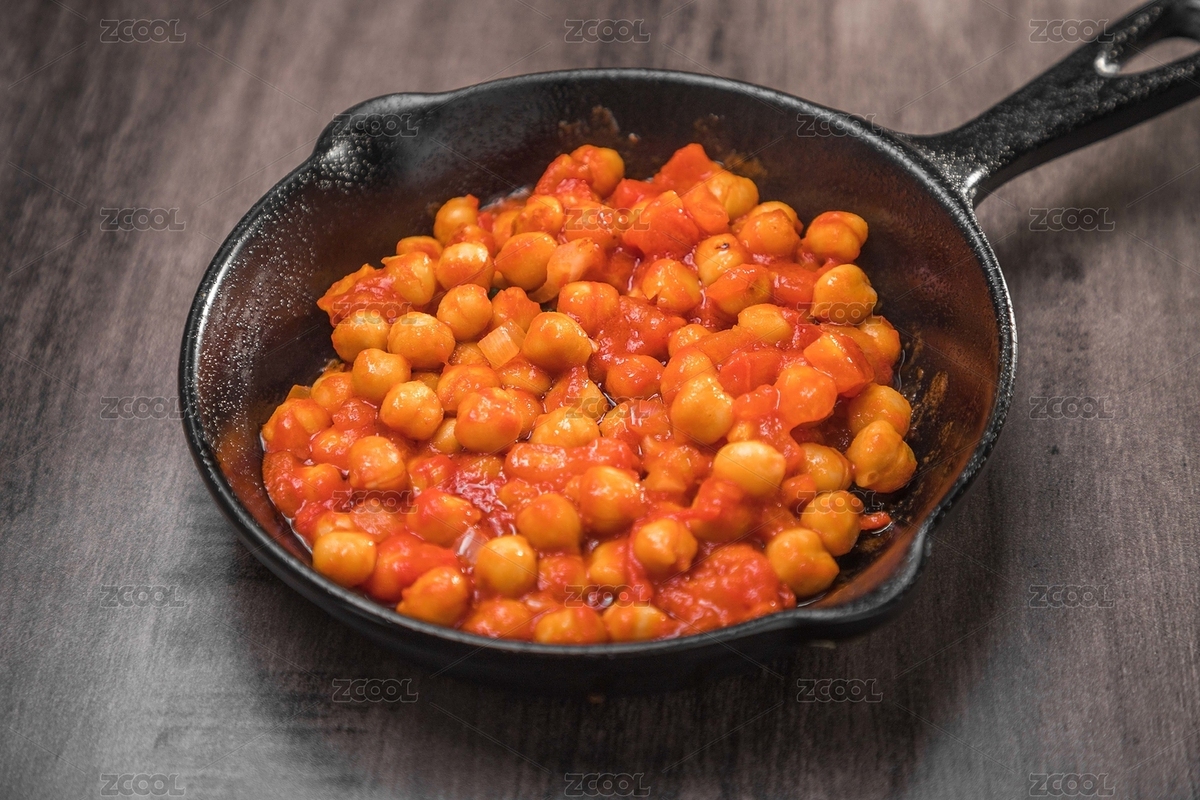 暗色木紋桌上放著一盤茄汁焗鷹嘴豆（主預覽-5950147） - 未分類 - 站酷設計師濤麟攝影原創(chuàng)素材 - 站酷ZCOOL