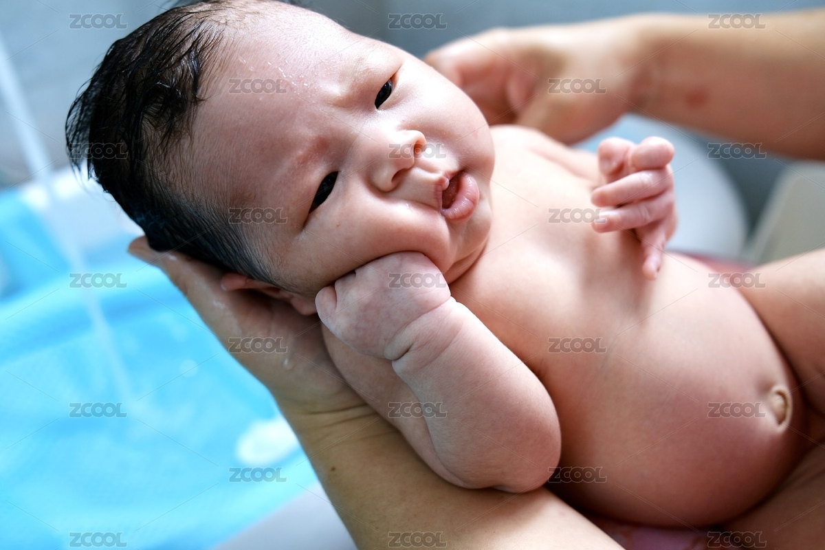 专业的月嫂正在给可爱的新生婴儿洗澡（主预览-4671092） - 未分类 - 站酷设计师啊喔鹅咿呜鱼原创素材 - 站酷ZCOOL