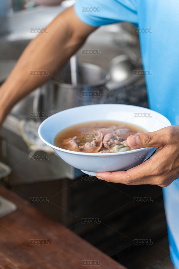 廚師正在廚師正在制作制作泰式牛肉湯粉特寫（主預(yù)覽-11980576） - 未分類 - 站酷設(shè)計師STC炳權(quán)原創(chuàng)素材 - 站酷ZCOOL