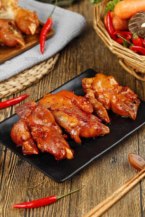 木底上放著一盤香辣鹵豬蹄（主預(yù)覽-999118） - 未分類 - 站酷設(shè)計(jì)師PAOPAO攝影工作室原創(chuàng)素材 - 站酷ZCOOL