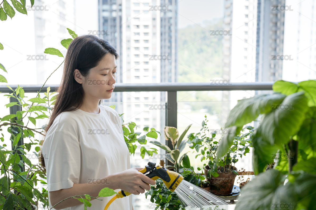 在陽臺(tái)手拿花灑澆花的長發(fā)女人（主預(yù)覽-8714150） - 未分類 - 站酷設(shè)計(jì)師橘貓Mia原創(chuàng)素材 - 站酷ZCOOL