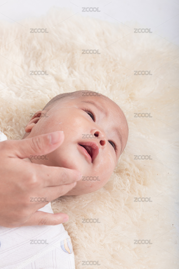 媽媽正在撫摸小寶寶的臉部（主預(yù)覽-4634681） - 未分類 - 站酷設(shè)計(jì)師丫姐原創(chuàng)素材 - 站酷ZCOOL