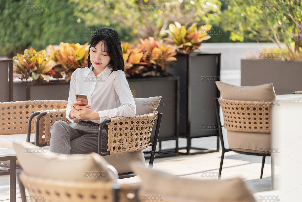 商務(wù)女性坐在室外看手機(jī)（主預(yù)覽-7170309） - 未分類 - 站酷設(shè)計(jì)師Anciens原創(chuàng)素材 - 站酷ZCOOL