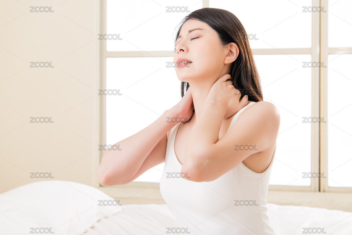 亞洲美麗的痛苦肩頸酸痛疲憊的坐在了床上。臥室背景（主預(yù)覽-6698652） - 未分類 - 站酷設(shè)計師PRImageFactory原創(chuàng)素材 - 站酷ZCOOL