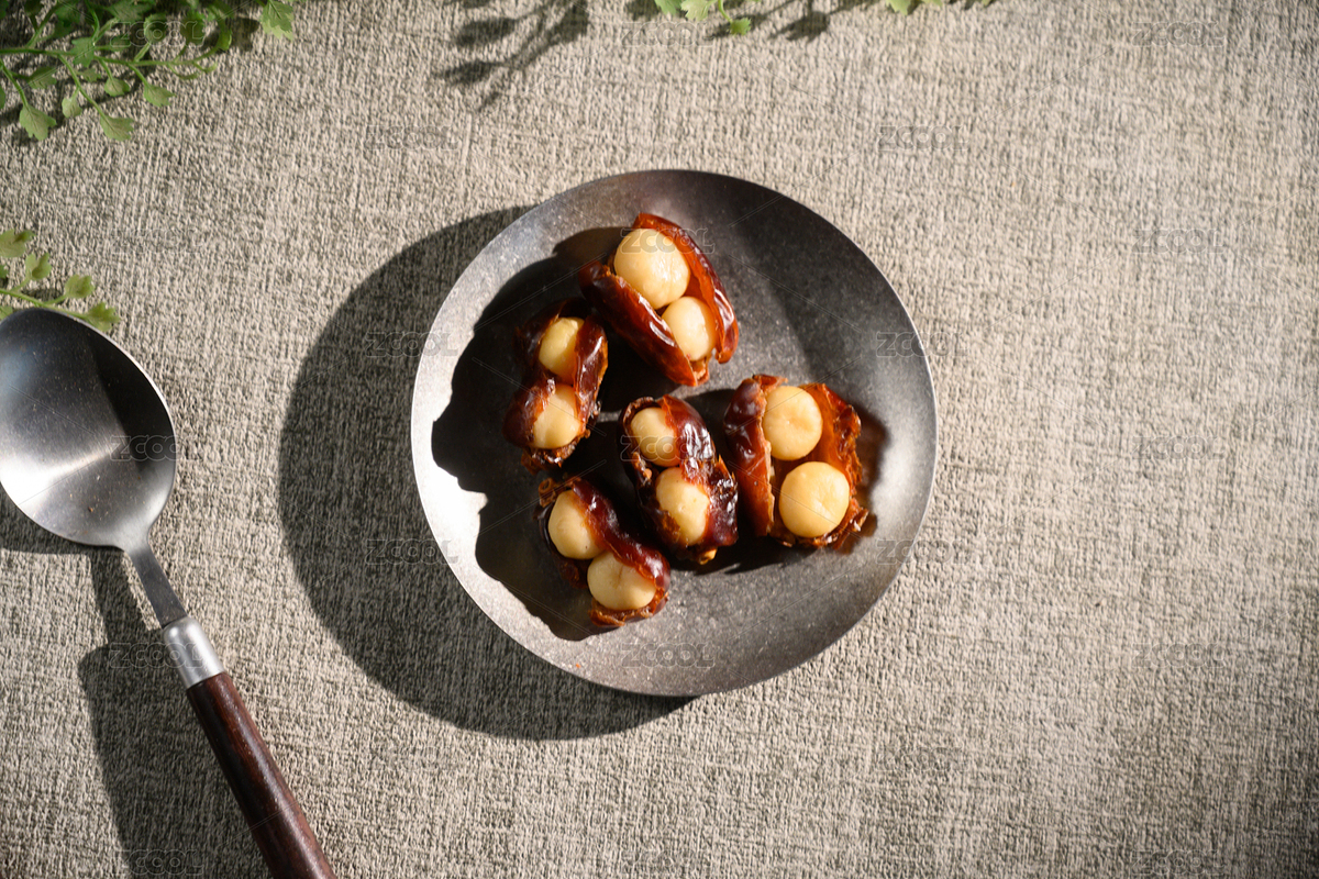 桌面上的盤子里的美味可口的椰棗夏威夷果仁（主預(yù)覽-10903501） - 未分類 - 站酷設(shè)計(jì)師我是小助理原創(chuàng)素材 - 站酷ZCOOL