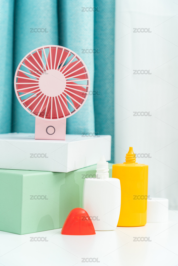 粉色的電扇和防曬乳放在白色桌面上（主預覽-6816856） - 未分類 - 站酷設計師calvin99原創(chuàng)素材 - 站酷ZCOOL