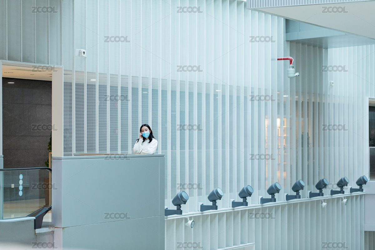 女生戴着口罩站在图书馆里打电话（主预览-125652） - 未分类 - 站酷设计师今天喝咖啡了吗原创素材 - 站酷ZCOOL