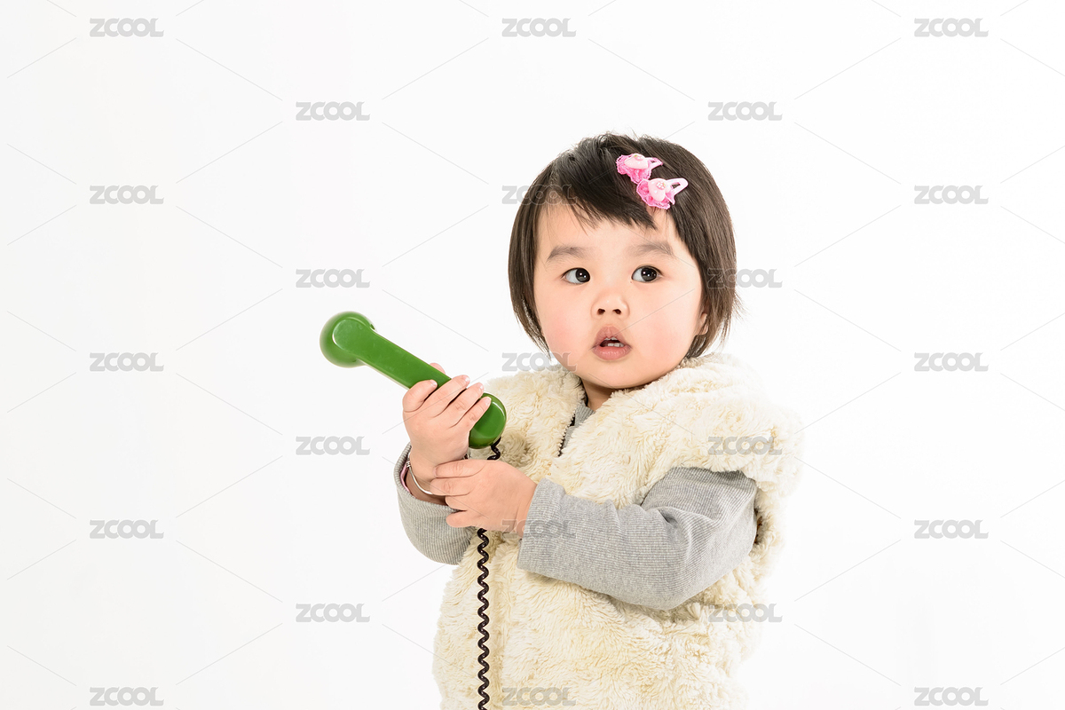 穿著米白色背心的中國女幼童在玩玩具電話（主預覽-4807868） - 未分類 - 站酷設計師forgetsky原創(chuàng)素材 - 站酷ZCOOL