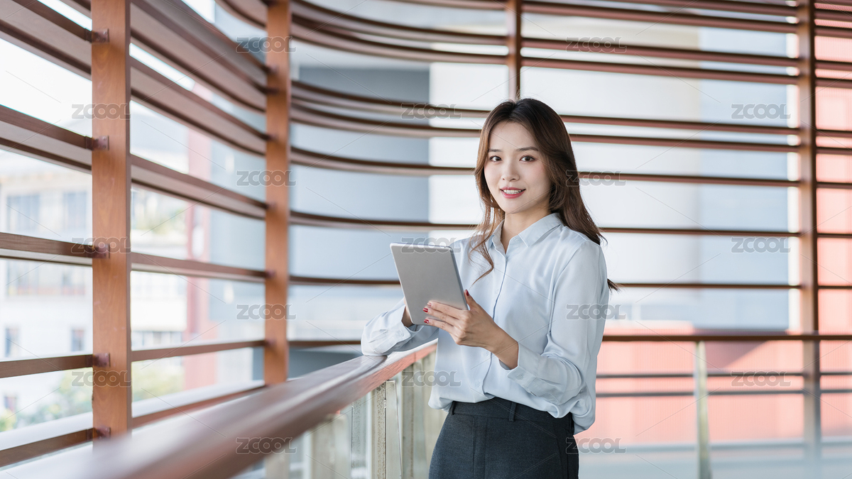 漂亮的商务女士拿着平板电脑（主预览-3935297） - 未分类 - 站酷设计师橘猫Mia原创素材 - 站酷ZCOOL