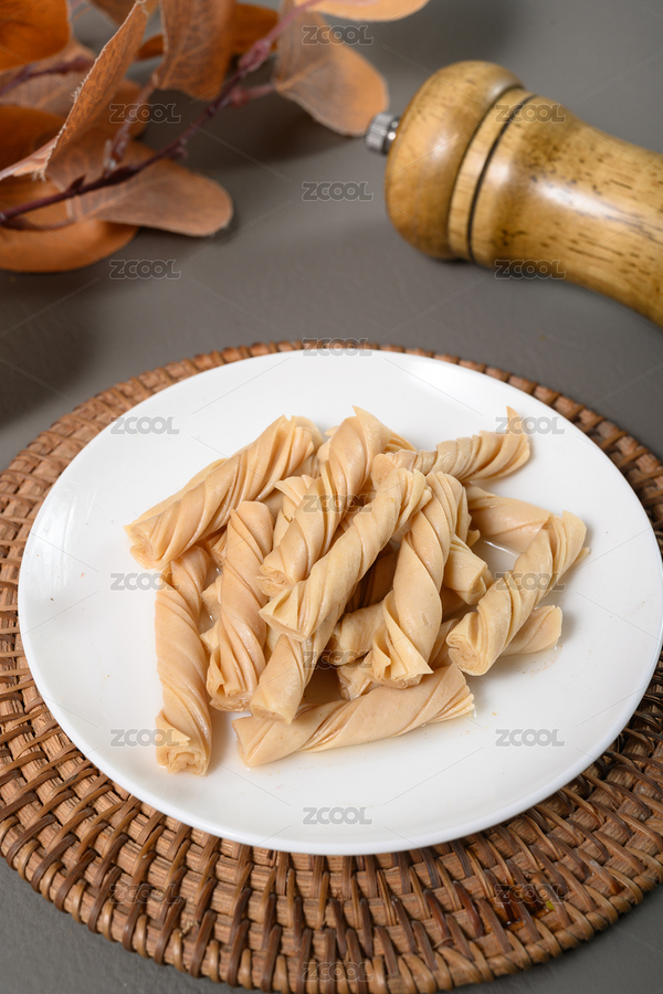 桌面上的盤子里的美味可口的泡發(fā)開的豆筋丁（主預(yù)覽-8355291） - 未分類 - 站酷設(shè)計(jì)師我是小助理原創(chuàng)素材 - 站酷ZCOOL