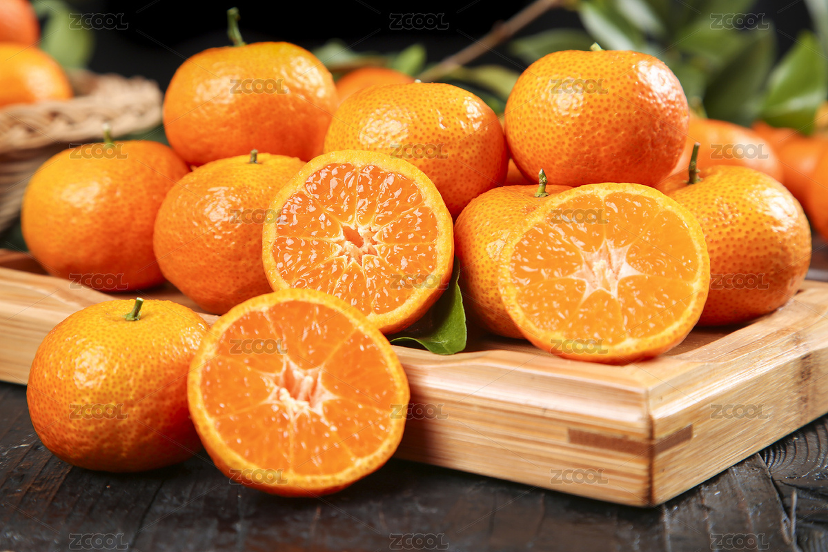 黑底上木盘里放着一堆砂糖橘和切面砂糖桔（主预览-7806472） - 未分类 - 站酷设计师PAOPAO摄影工作室原创素材 - 站酷ZCOOL