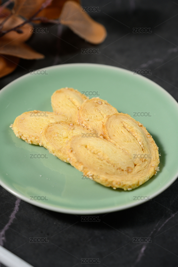 桌面上的盤子里的美味可口的蝴蝶酥（主預(yù)覽-8862805） - 未分類 - 站酷設(shè)計(jì)師我是小助理原創(chuàng)素材 - 站酷ZCOOL