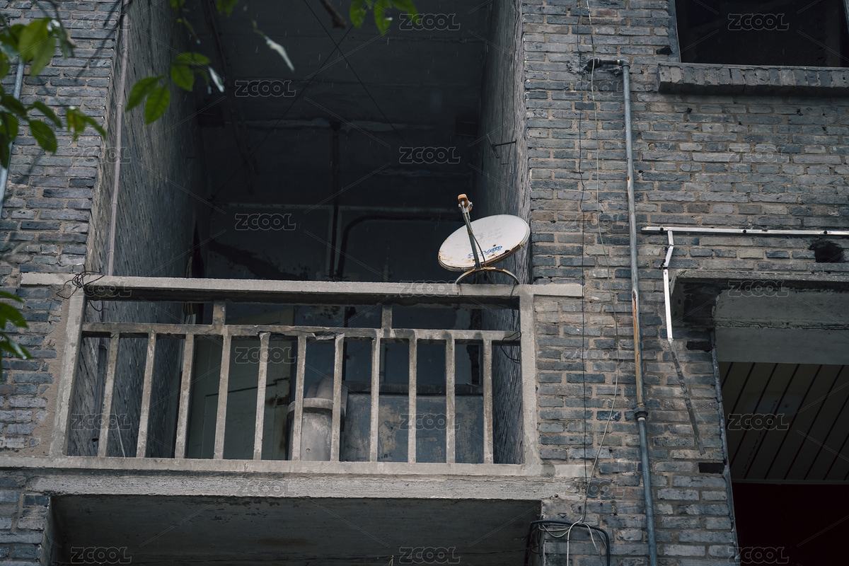 老式建筑陽臺上的衛(wèi)星天線（主預(yù)覽-392689） - 未分類 - 站酷設(shè)計(jì)師Young-Sun原創(chuàng)素材 - 站酷ZCOOL