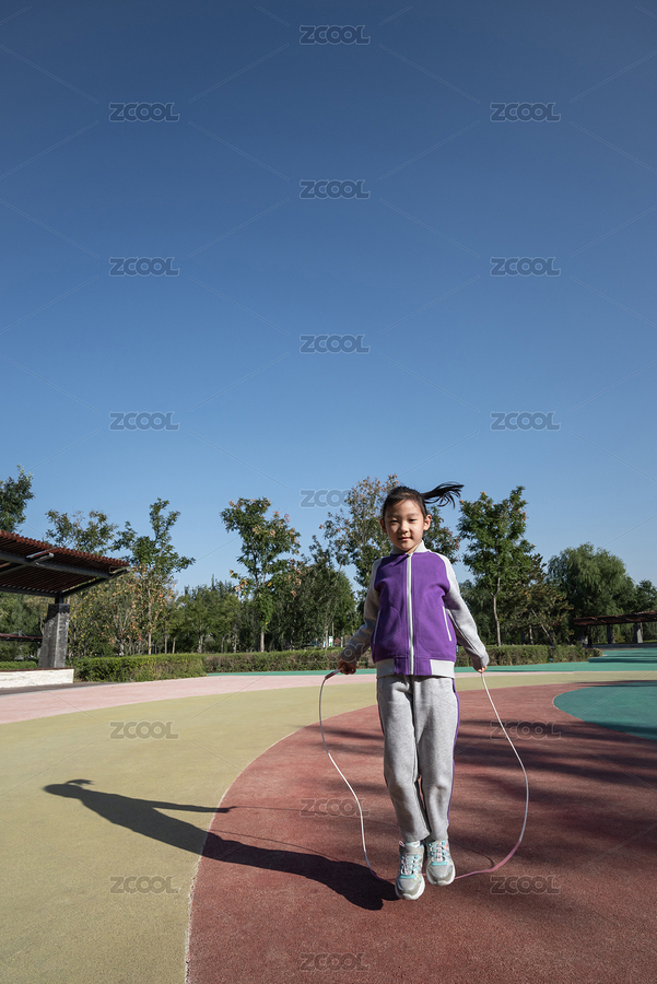 秋天在公園運(yùn)動(dòng)場跳繩的女孩（主預(yù)覽-2116869） - 未分類 - 站酷設(shè)計(jì)師wscwch原創(chuàng)素材 - 站酷ZCOOL