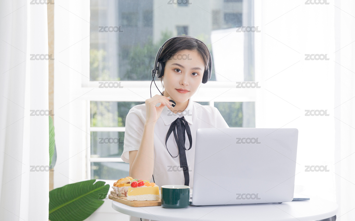 亚洲女性客服带着耳麦在电脑前办公（主预览-6906560） - 未分类 - 站酷设计师斯梅工原创素材 - 站酷ZCOOL