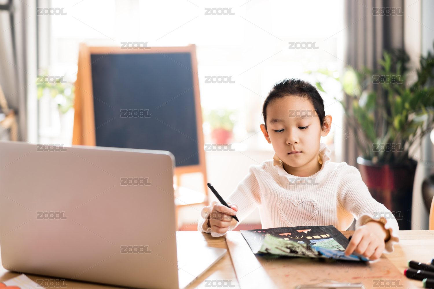 一个人在家绘画的中国女孩