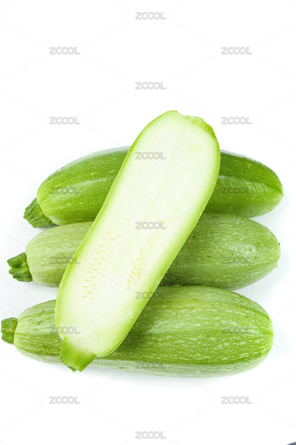 白底上放着一堆鲜嫩西葫芦和切开的茭瓜（主预览-6616868） - 未分类 - 站酷设计师PAOPAO摄影工作室原创素材 - 站酷ZCOOL