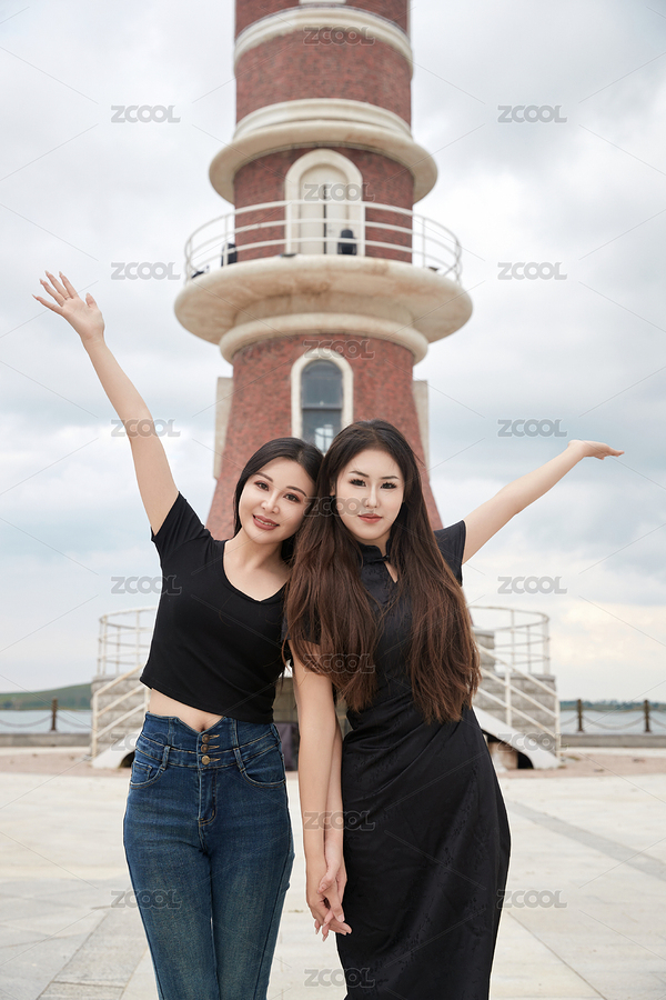 在旅游區(qū)湖邊打卡點(diǎn)拍照的美女閨蜜（主預(yù)覽-1885115） - 未分類 - 站酷設(shè)計(jì)師藍(lán)太陽(yáng)TNT原創(chuàng)素材 - 站酷ZCOOL