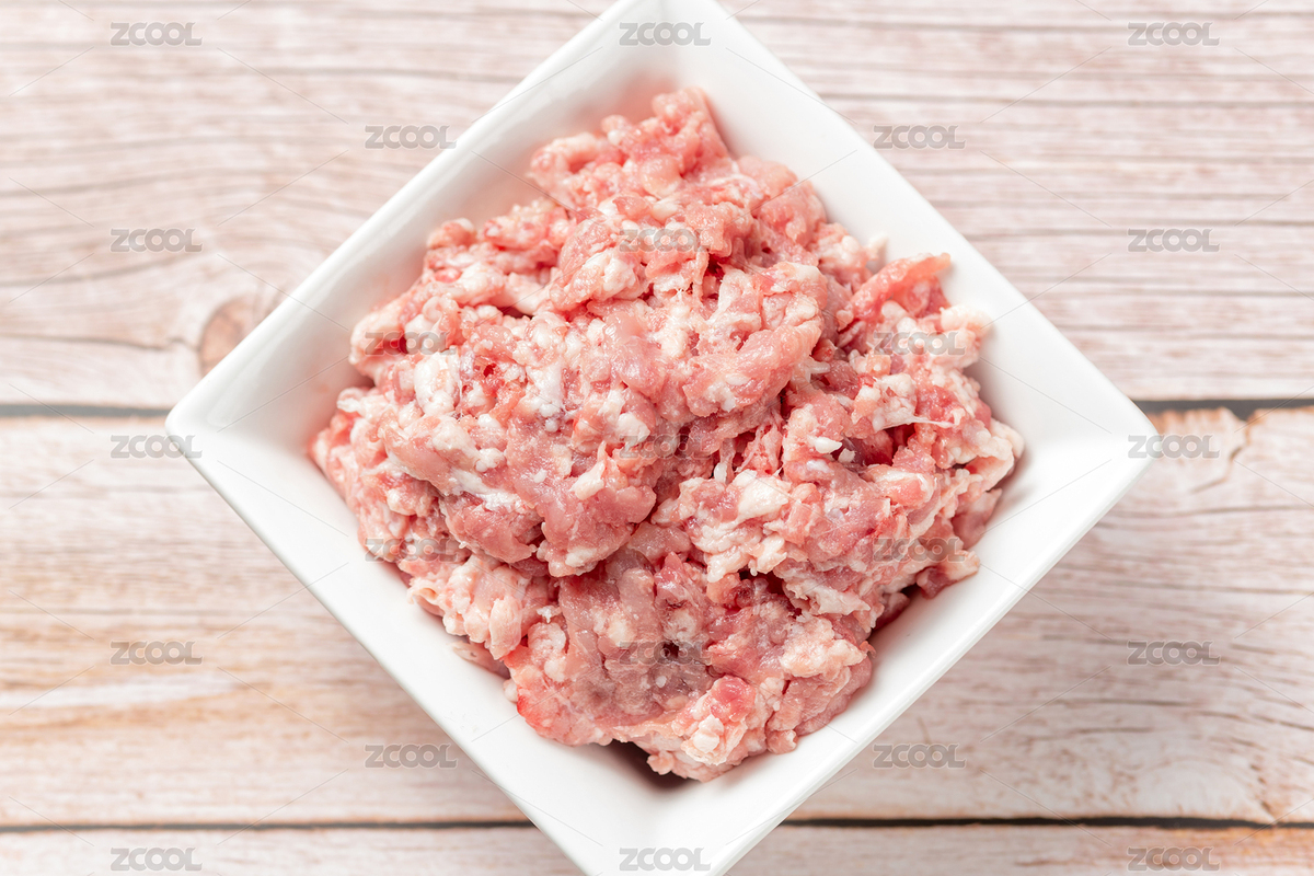 新鮮的豬肉餡擺放在木桌面上旁邊放有調(diào)料（主預(yù)覽-1296156） - 未分類 - 站酷設(shè)計師金翅大鵬原創(chuàng)素材 - 站酷ZCOOL