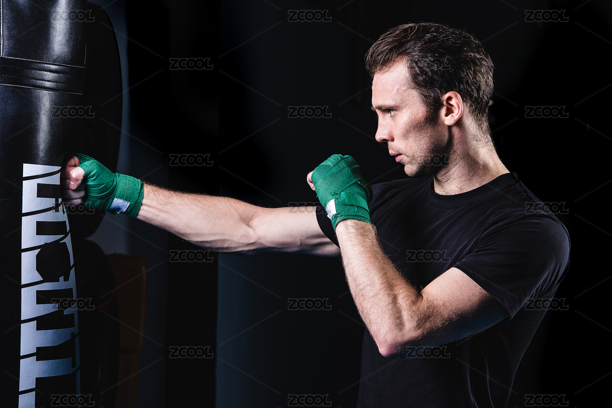 黑色背景特写肌肉线条清晰的男性手上缠着拳击绷带在打沙包（主预览-3293867） - 未分类 - 站酷设计师KilitoChan原创素材 - 站酷ZCOOL