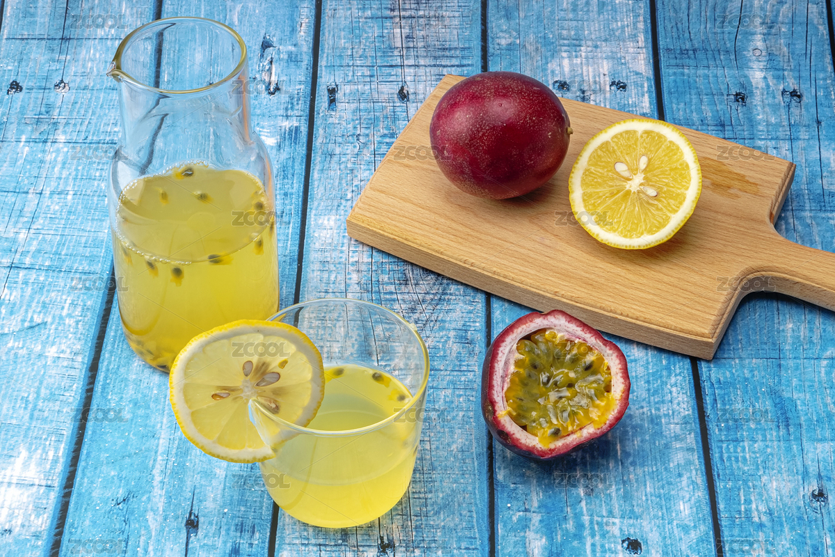 放在藍色背景上的百香果檸檬果汁（主預覽-4501322） - 未分類 - 站酷設計師Asia_Studio原創(chuàng)素材 - 站酷ZCOOL