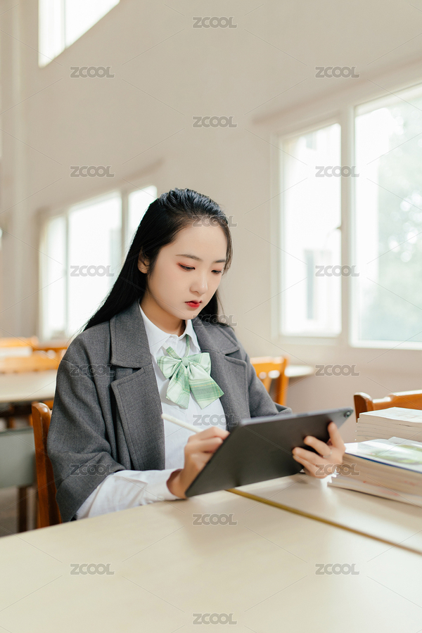 中国美女大学生在图书馆使用平板电阅读学习（主预览-4946832） - 未分类 - 站酷设计师商业配图原创素材 - 站酷ZCOOL