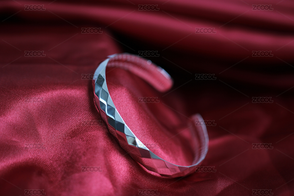 红色背景上的纯银手镯女士首饰饰品（主预览-6482915） - 未分类 - 站酷设计师微捕手原创素材 - 站酷ZCOOL