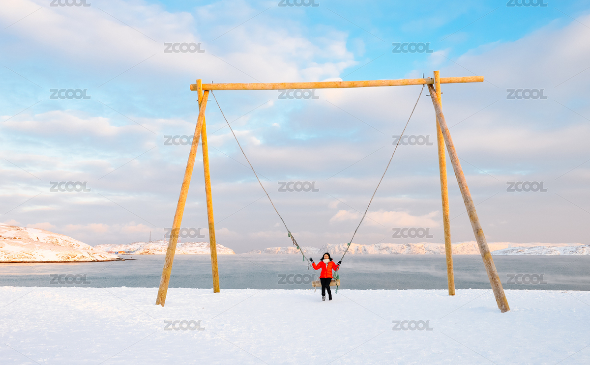 年轻亚裔女性坐在俄罗斯捷里别尔卡北冰洋海滩上的网红秋千上玩耍（主预览-8035061） - 未分类 - 站酷设计师sweetriver原创素材 - 站酷ZCOOL