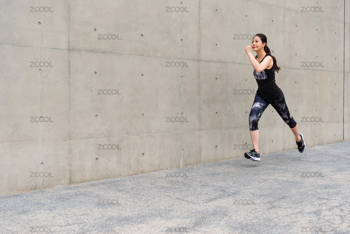 优雅的年轻女性慢跑慢跑在城市公园区锻炼灰色背景人行道个人健康和健身通过马拉松路上跑。（主预览-3892486） - 未分类 - 站酷设计师PRImageFactory原创素材 - 站酷ZCOOL