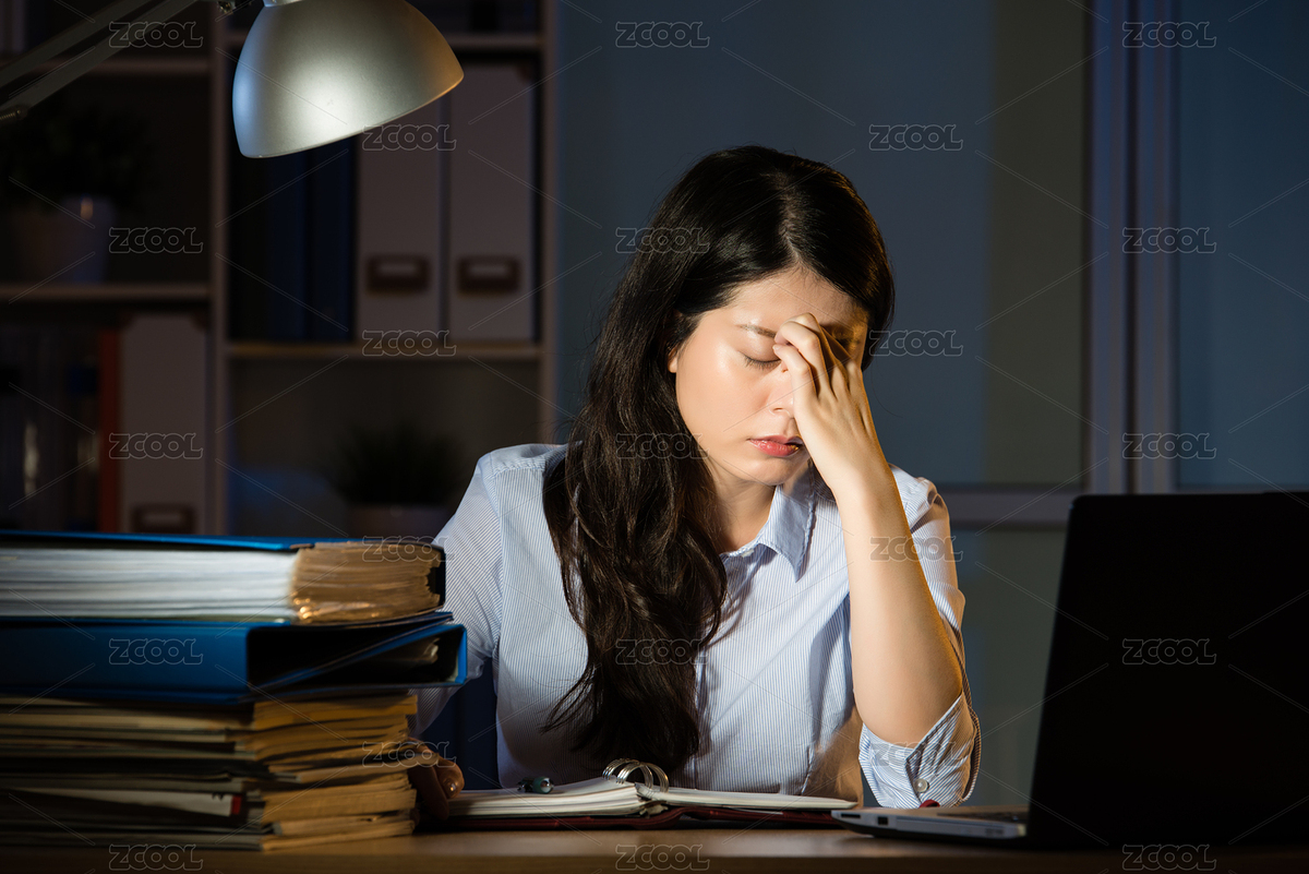亞裔女商人坐在辦公桌頭痛加班深夜。在室內(nèi)辦公背景（主預(yù)覽-4447688） - 未分類(lèi) - 站酷設(shè)計(jì)師PRImageFactory原創(chuàng)素材 - 站酷ZCOOL