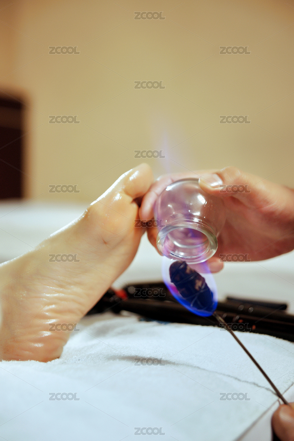 專業(yè)的足療技師為顧客做足底火罐（主預(yù)覽-3569728） - 未分類 - 站酷設(shè)計師藍(lán)太陽TNT原創(chuàng)素材 - 站酷ZCOOL