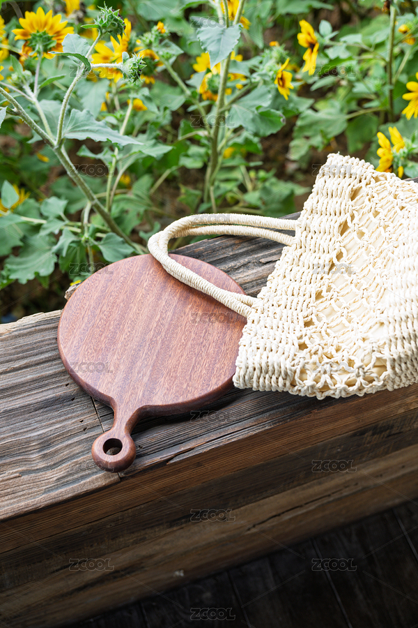 編織包與木制砧板靜置于花園木凳上（主預(yù)覽-11502172） - 未分類 - 站酷設(shè)計師Z26922598原創(chuàng)素材 - 站酷ZCOOL
