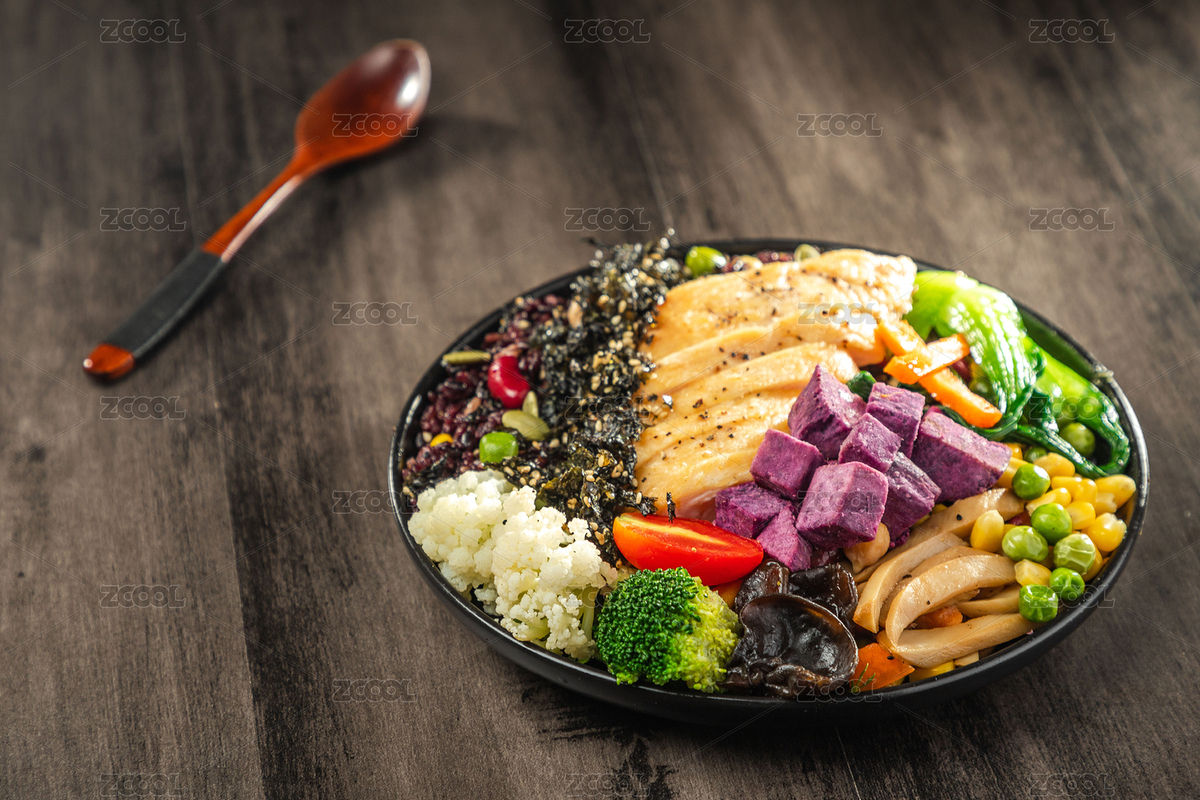 暗色木紋桌面上放著一盤煎雞胸肉黑米飯簡餐（主預(yù)覽-5885826） - 未分類 - 站酷設(shè)計師濤麟攝影原創(chuàng)素材 - 站酷ZCOOL