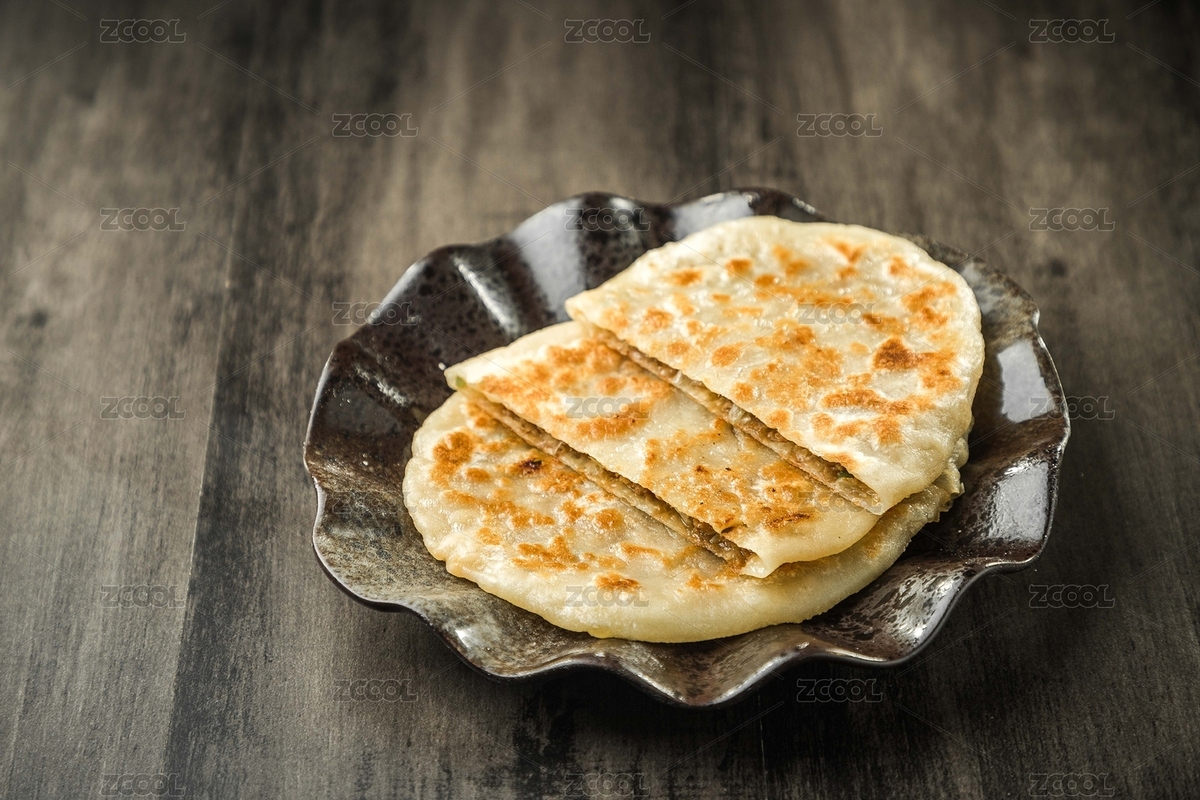 暗色木紋桌上放著一盤羊肉大蔥的餡餅（主預(yù)覽-8941775） - 未分類 - 站酷設(shè)計師濤麟攝影原創(chuàng)素材 - 站酷ZCOOL