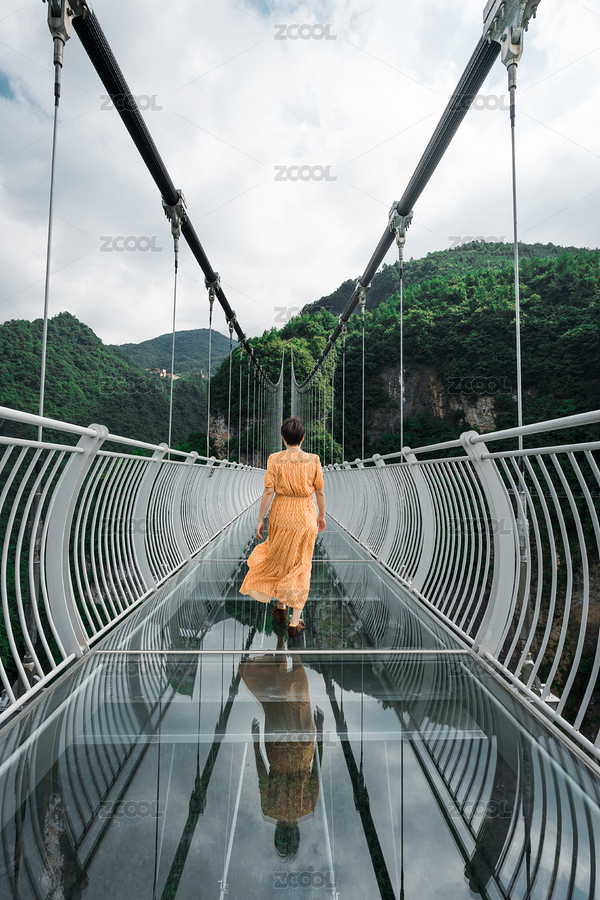 走在景區(qū)玻璃棧道上的女性背影（主預覽-8808366） - 未分類 - 站酷設計師wscwch原創(chuàng)素材 - 站酷ZCOOL