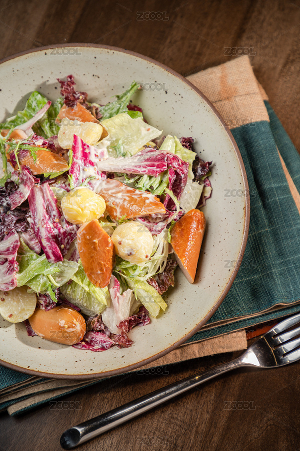 棕色木紋桌上放著一盤香腸土豆泥沙拉（主預覽-2229362） - 未分類 - 站酷設計師濤麟攝影原創(chuàng)素材 - 站酷ZCOOL