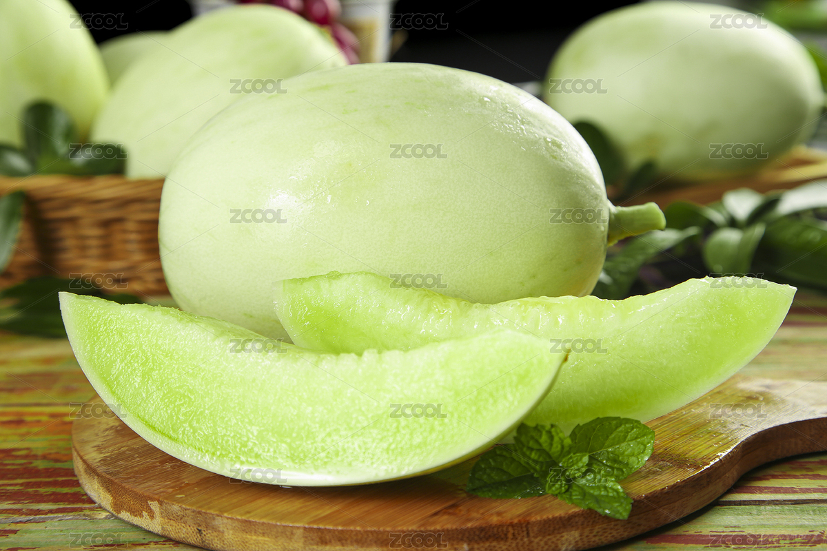 木板上放著一個(gè)完整的玉菇瓜和兩塊甜瓜果肉（主預(yù)覽-6121228） - 未分類 - 站酷設(shè)計(jì)師PAOPAO攝影工作室原創(chuàng)素材 - 站酷ZCOOL