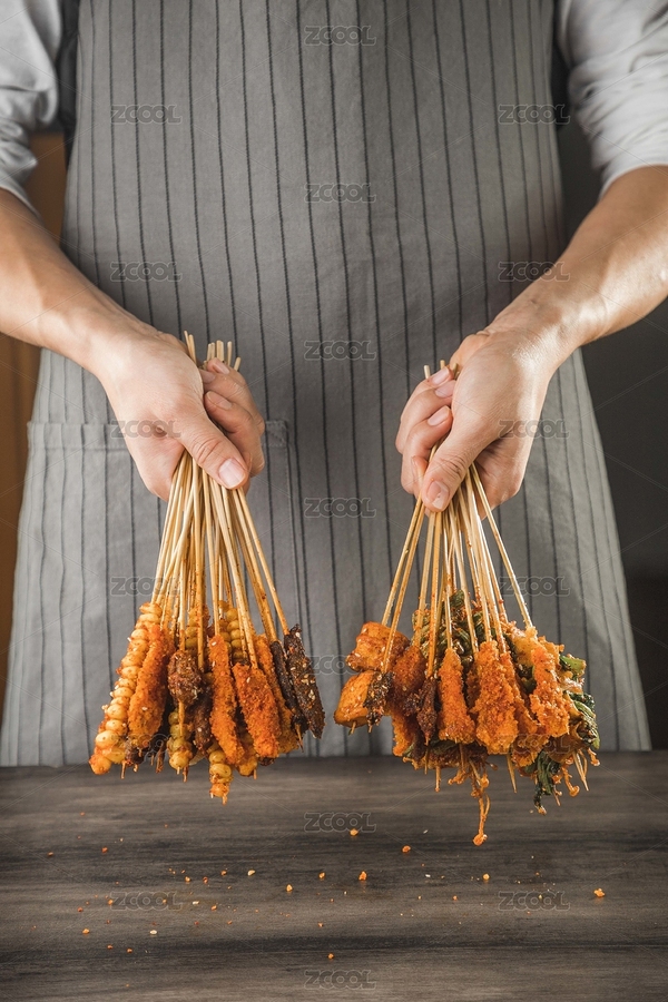 一位廚師在桌子前雙手拿著油炸小串（主預(yù)覽-3419588） - 未分類 - 站酷設(shè)計(jì)師濤麟攝影原創(chuàng)素材 - 站酷ZCOOL