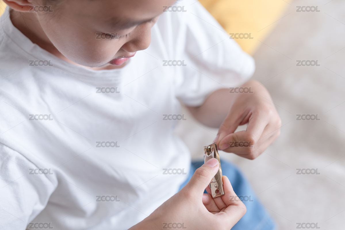 一個(gè)中國小女孩在修剪自己的指甲（主預(yù)覽-8056297） - 未分類 - 站酷設(shè)計(jì)師云眸視覺原創(chuàng)素材 - 站酷ZCOOL