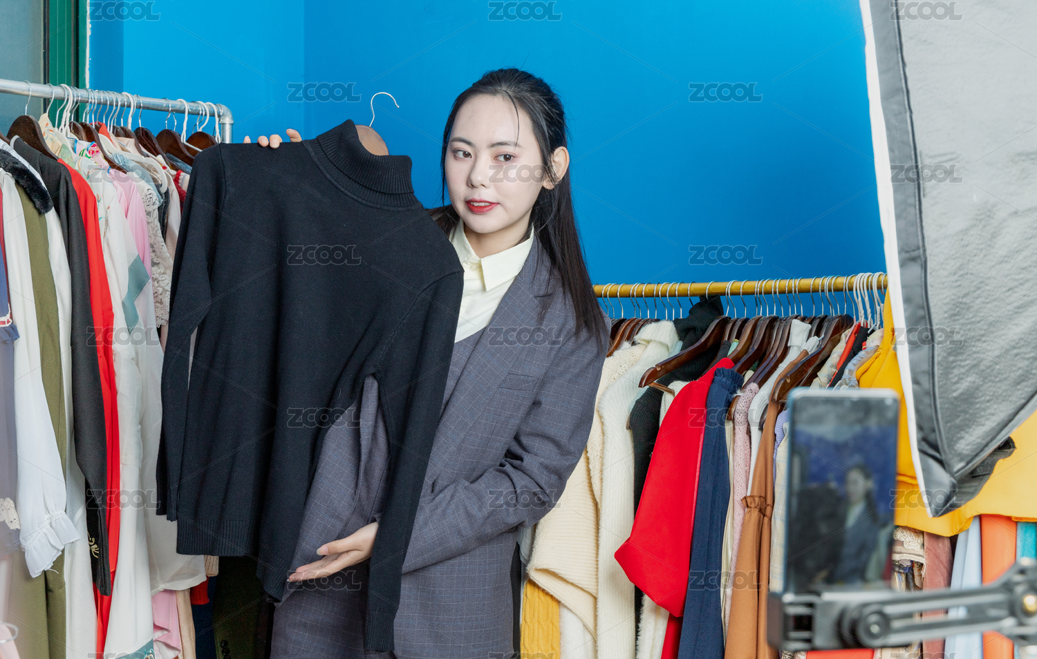 手机前直播介绍服装的女主播