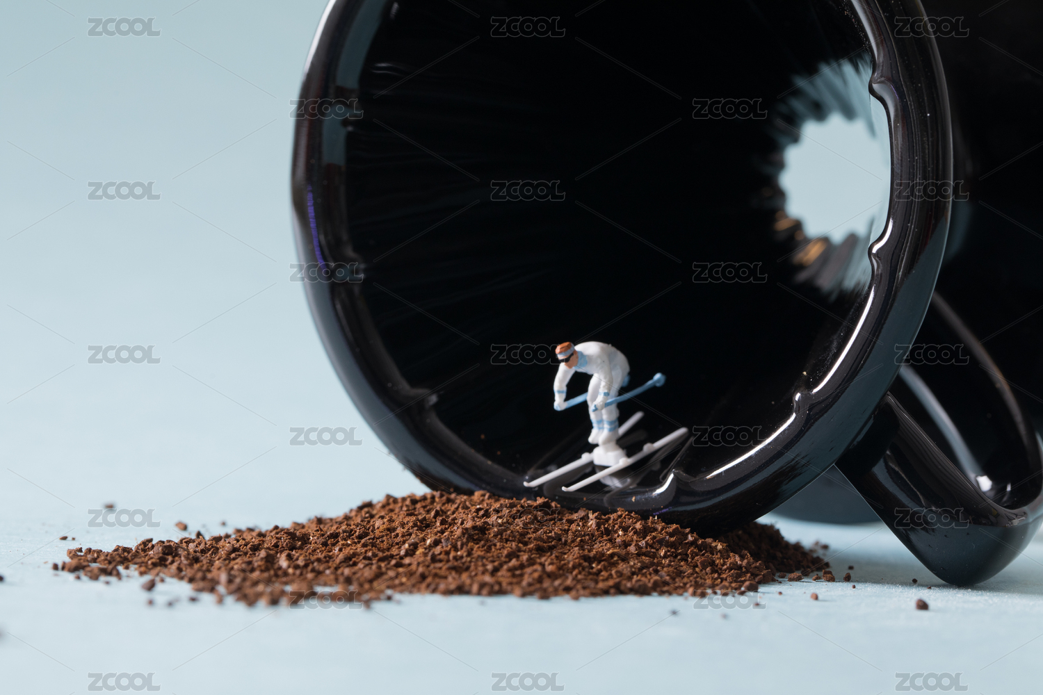 手冲咖啡壶coffee beans with coffee powder on blue background Coffee pot