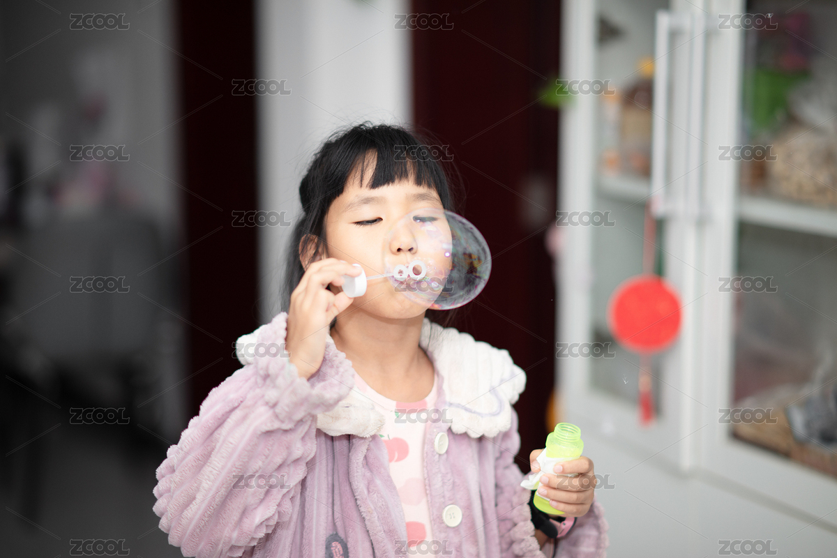 亞洲小姑娘在家里吹泡泡玩耍（主預覽-8609683） - 未分類 - 站酷設(shè)計師小羽怪原創(chuàng)素材 - 站酷ZCOOL